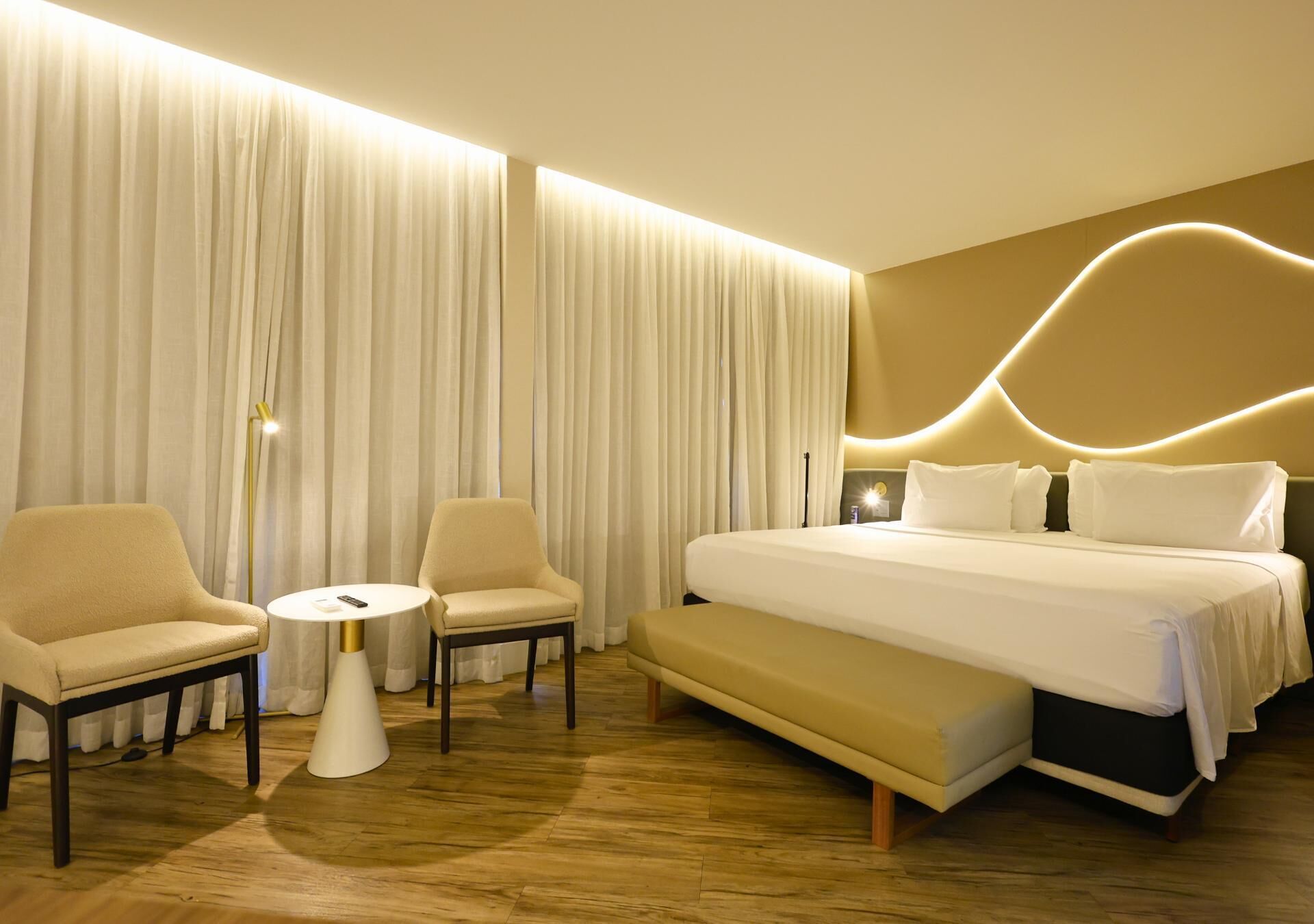 Hypo-allergenic bedding, minibar, in-room safe, desk