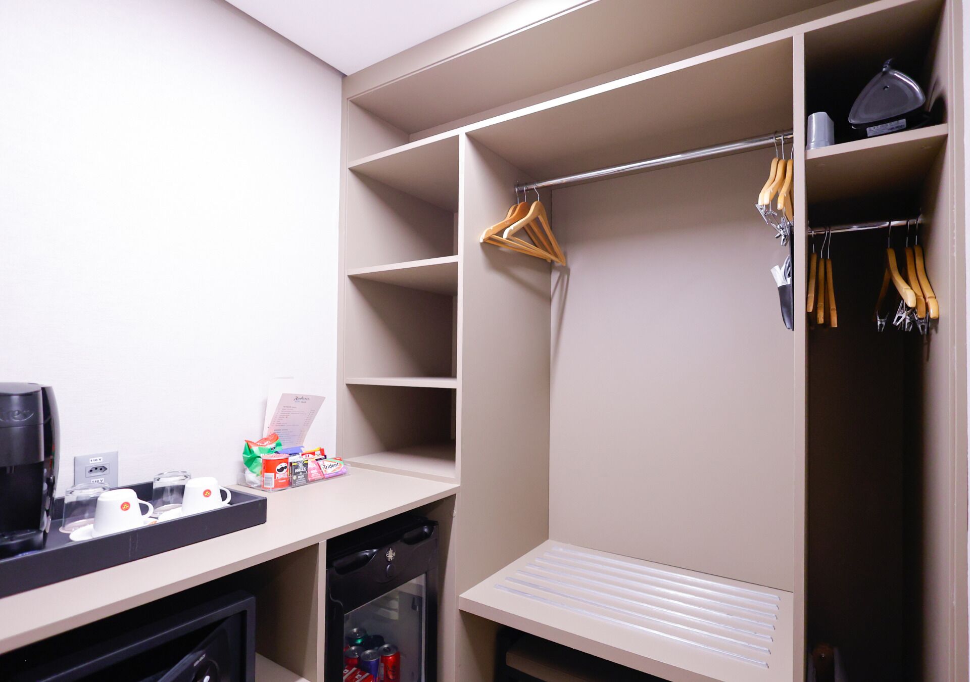 suite luxo twin | wardrobe