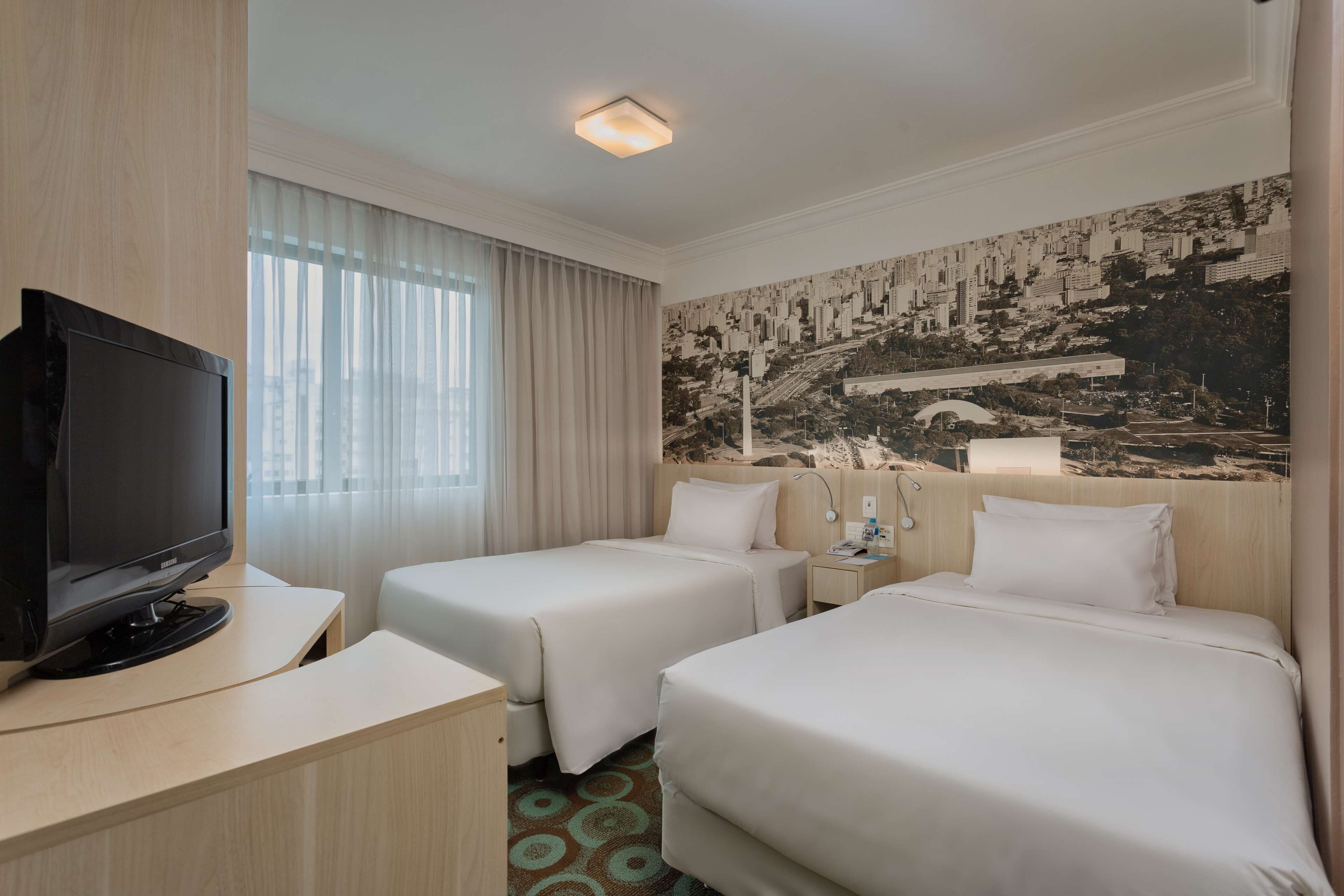 Allergitestet sengetøy, minibar, safe på rommet og skrivebord