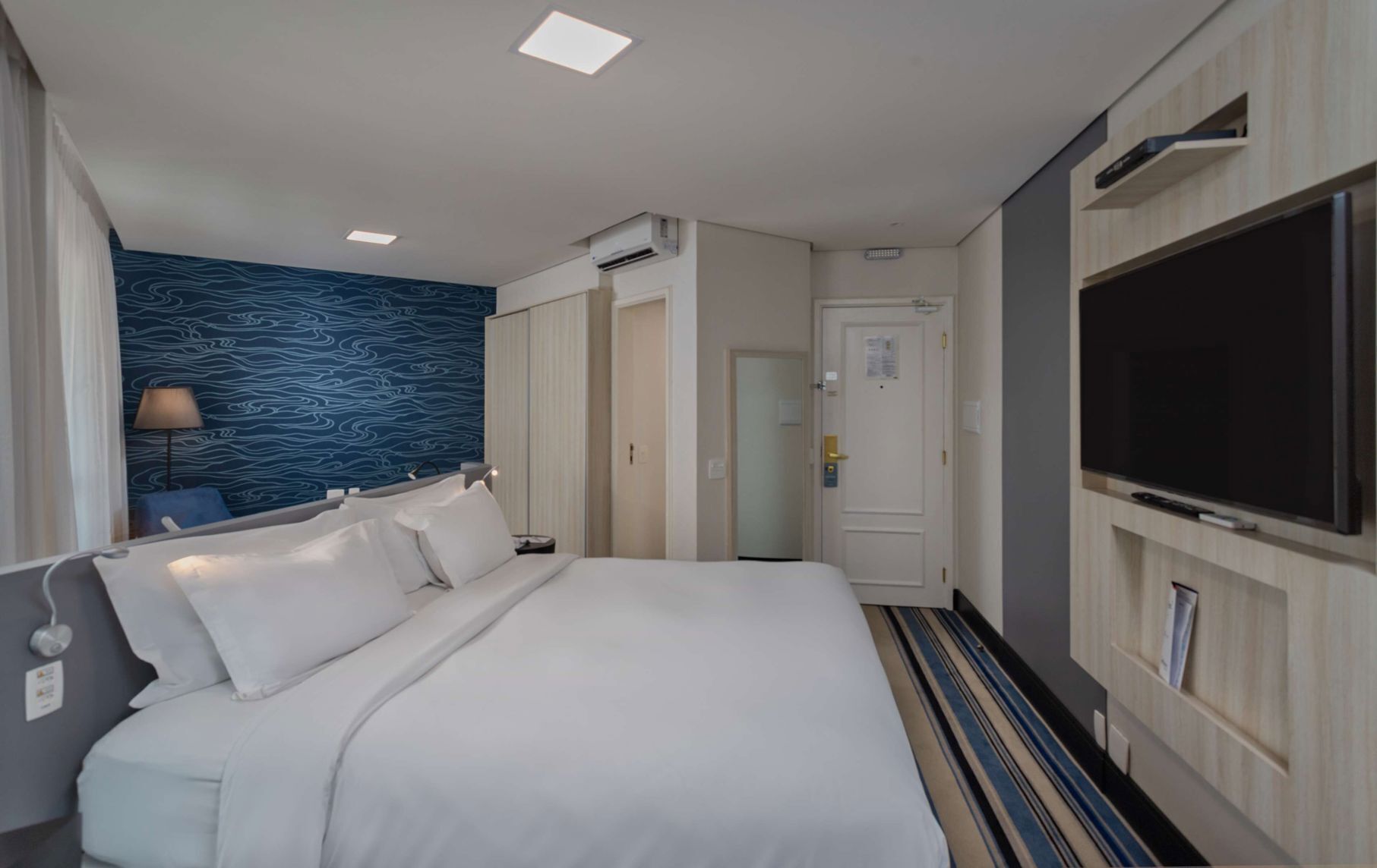 Allergitestet sengetøy, minibar, safe på rommet og skrivebord