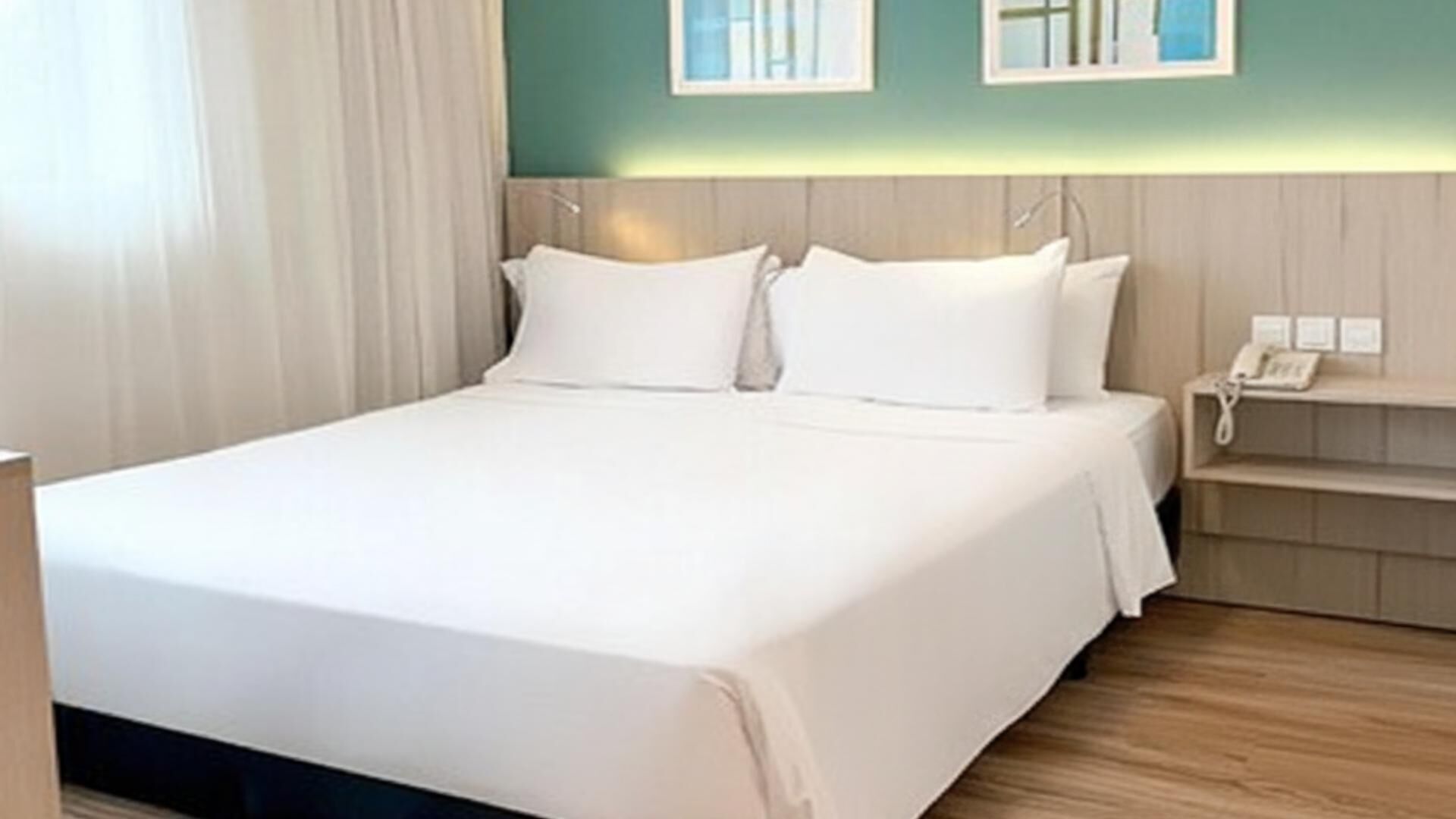 Allergikerbettwaren, Minibar, Zimmersafe, Schreibtisch