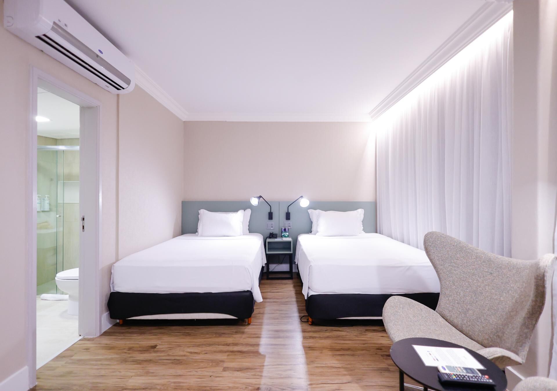 Ropa de cama hipoalergénica, minibar, caja fuerte y escritorio