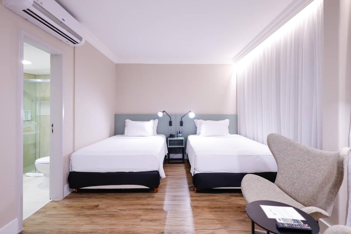 Literie hypoallergénique, minibar, coffres-forts dans les chambres