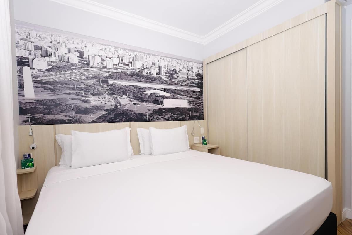 Allergikerbettwaren, Minibar, Zimmersafe, Schreibtisch