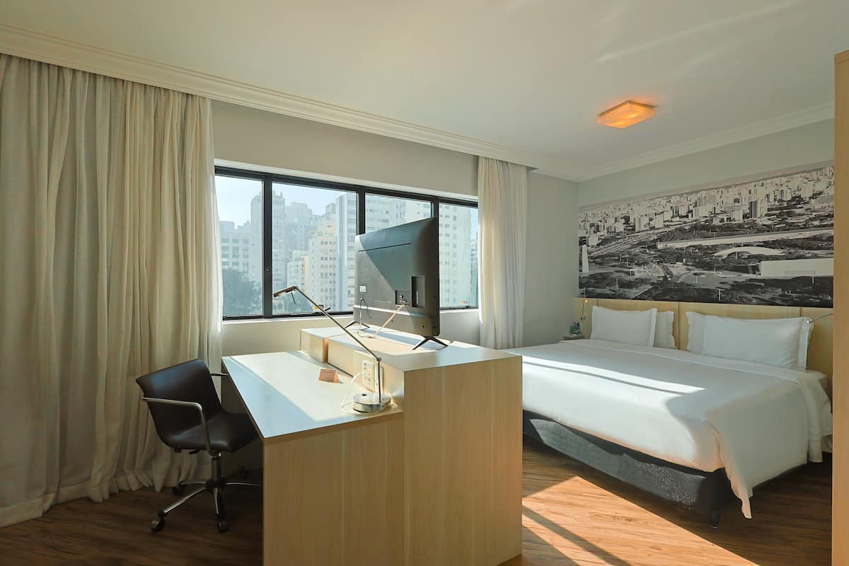 Twin kamer | Hypoallergeen beddengoed, een minibar, een kluis op de kamer, een bureau