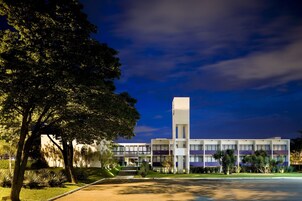 Fachada de la propiedad por la tarde o noche