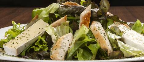 Ensalada con lechuga, croutons y queso.