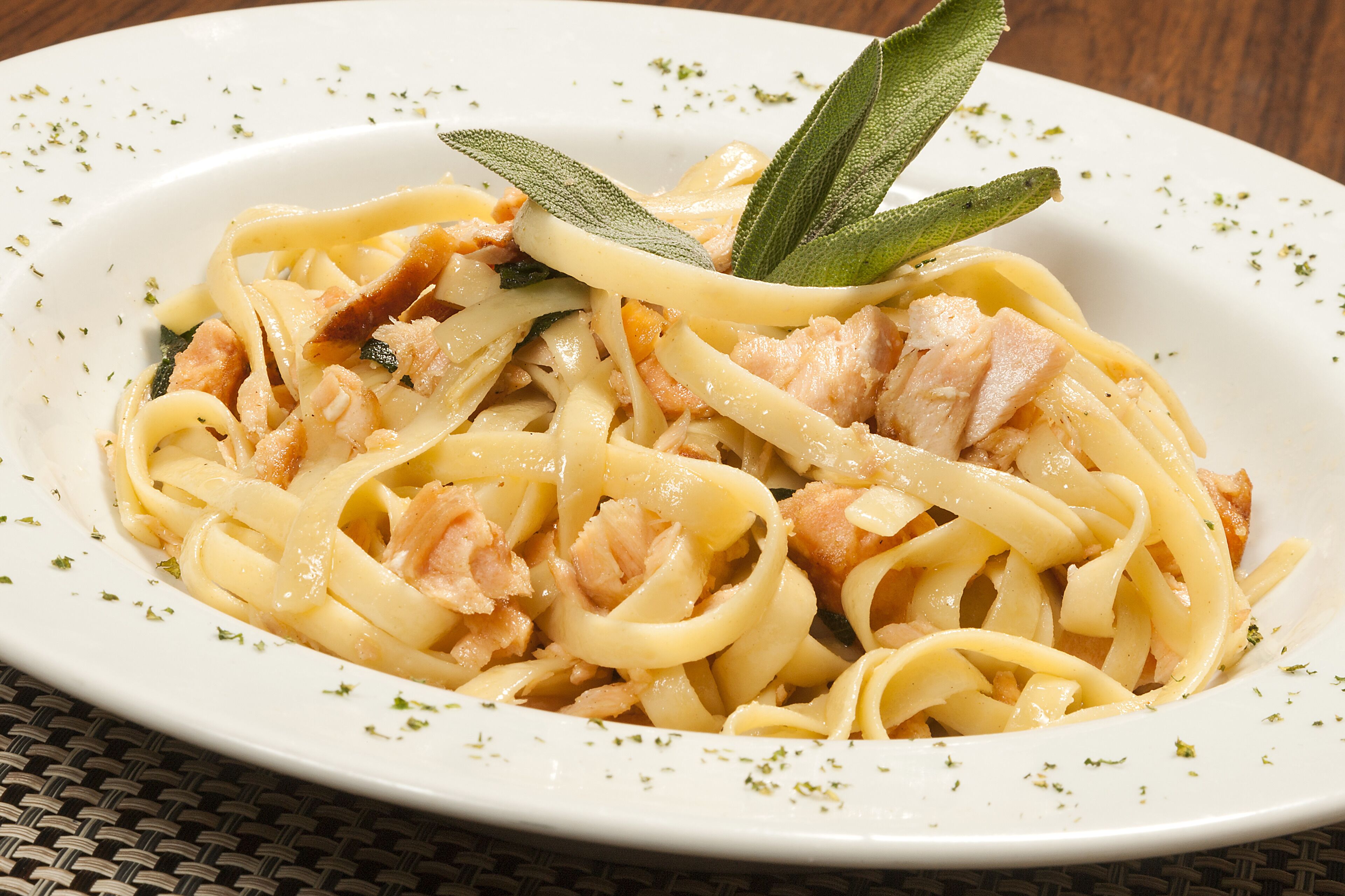 Een bord pasta met zalm en salie.