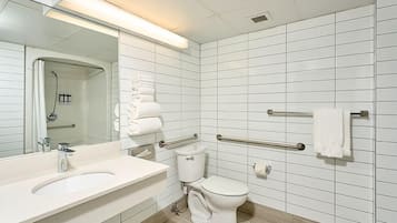 Deluxe Room | Bathroom | Combined shower/tub, free toiletries, hair dryer, towels