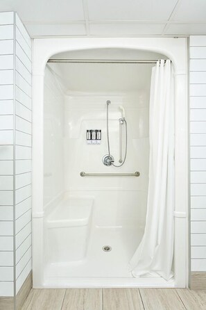 Deluxe Room | Bathroom | Combined shower/tub, free toiletries, hair dryer, towels