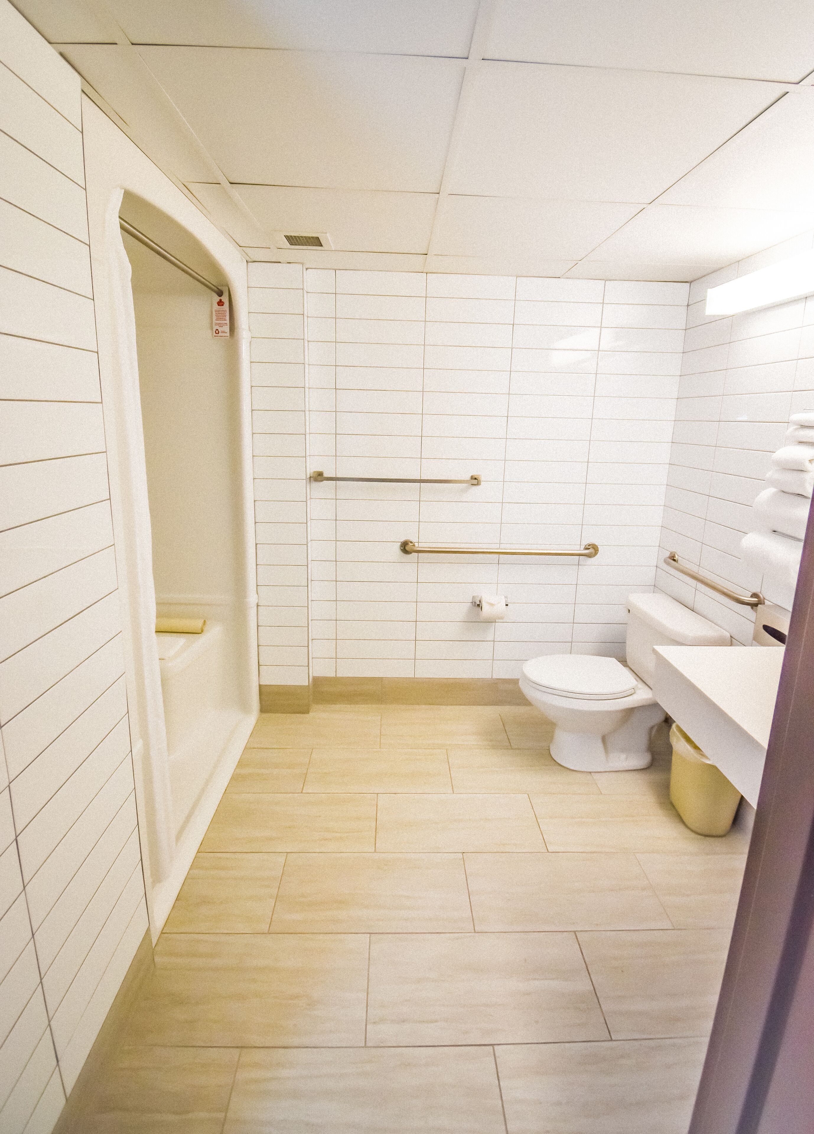 deluxe room | bathroom | combined shower/bathtub, free toiletries, hair dryer, towels