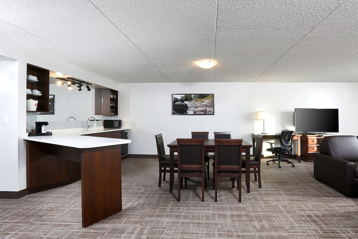 Canda Inns Canad Inns Destination Centre Club Regent Casino Hotel in Winnipeg ...