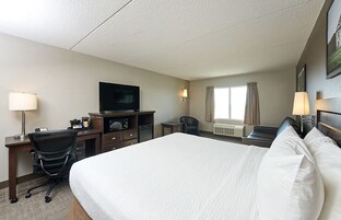 Escritorio, espacio para trabajar con laptop y cortinas blackout 