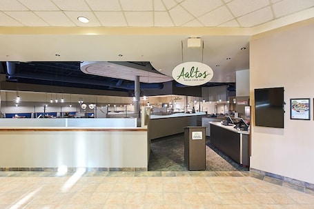 Petit déjeuner, déjeuner et dîner servis sur place. Canad Inns Destination Centre Club Regent Casino Hotel