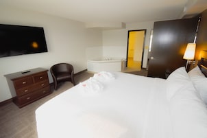 Executive Suite, 1 King Bed with Sofa bed, Jetted Tub | Desk, laptop workspace, blackout drapes, soundproofing