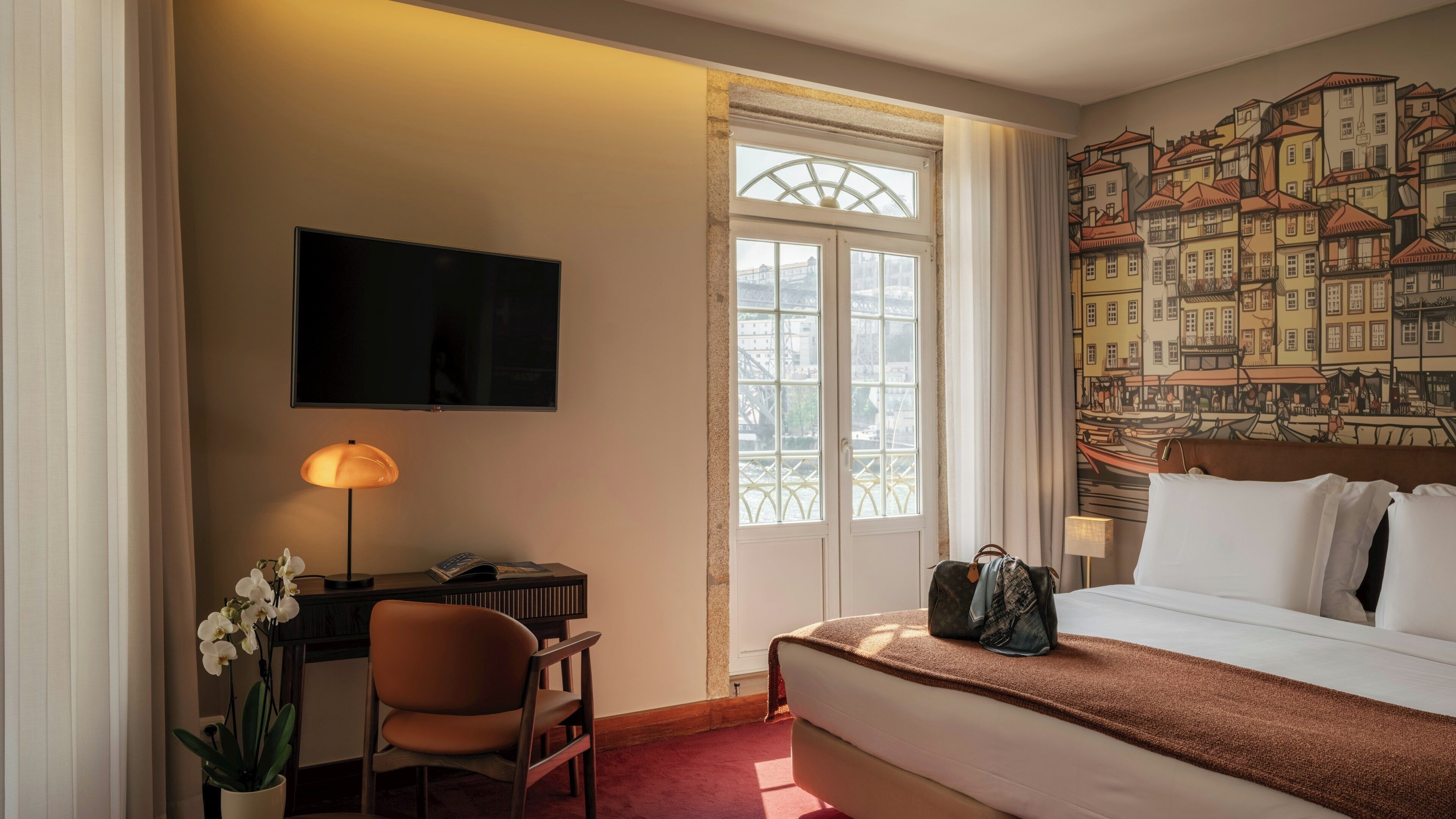 Double or Twin Room, Plaza View | Minibar, in-room safe, desk, blackout curtains