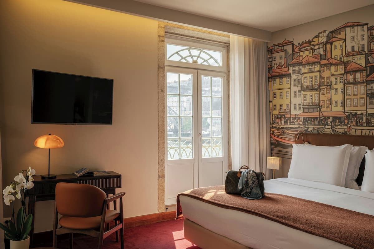 Double or Twin Room, Plaza View | Minibar, in-room safe, desk, blackout curtains