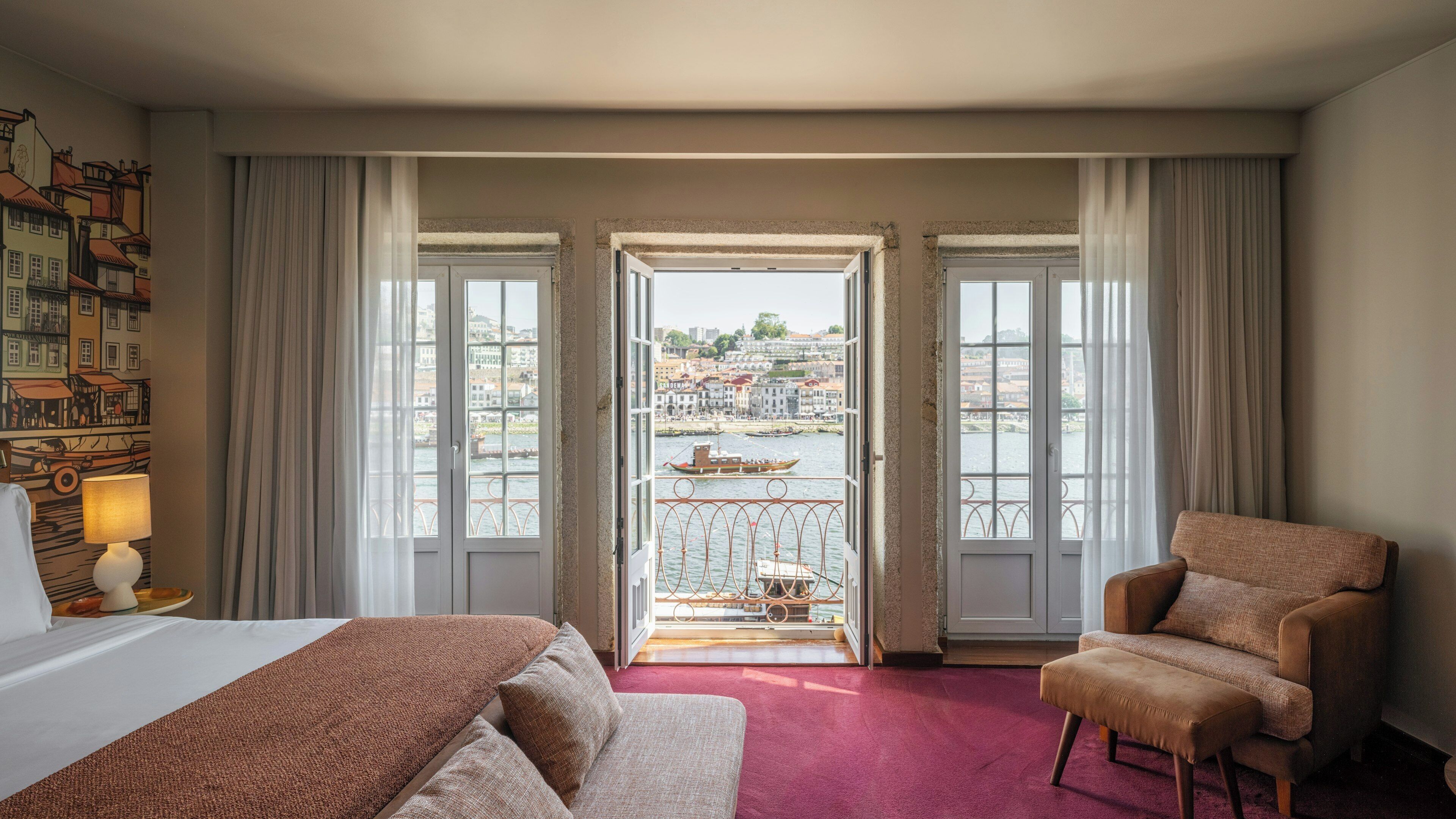 Suite Grand View | Minibar, in-room safe, desk, blackout curtains