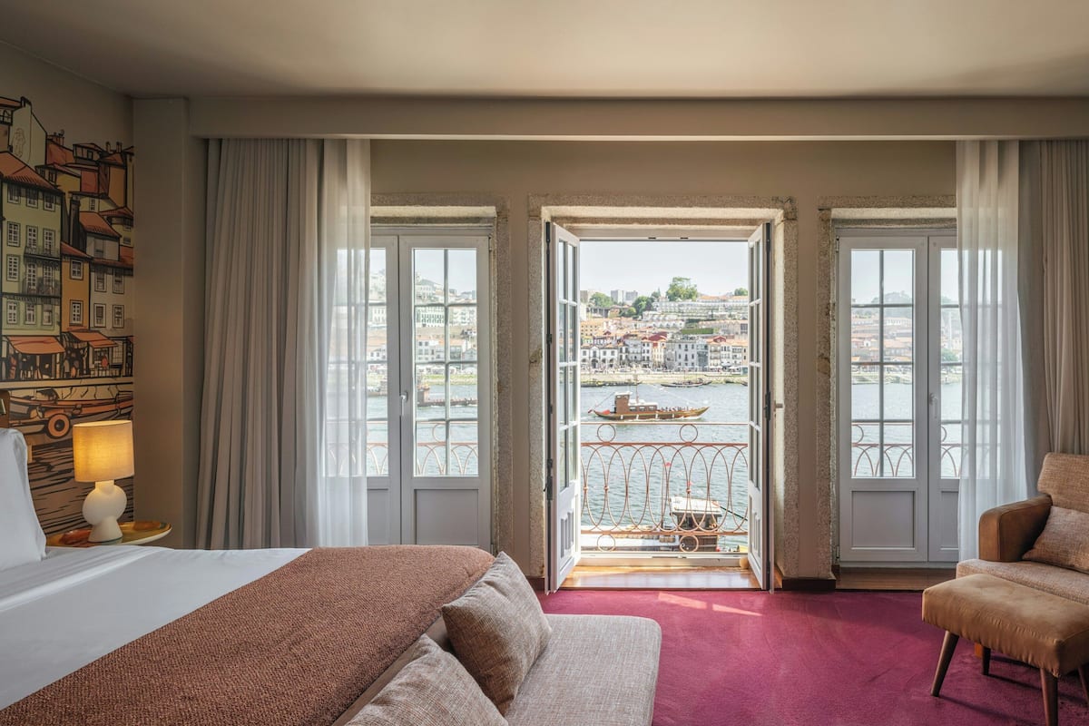 Suite Grand View | Minibar, in-room safe, desk, blackout curtains