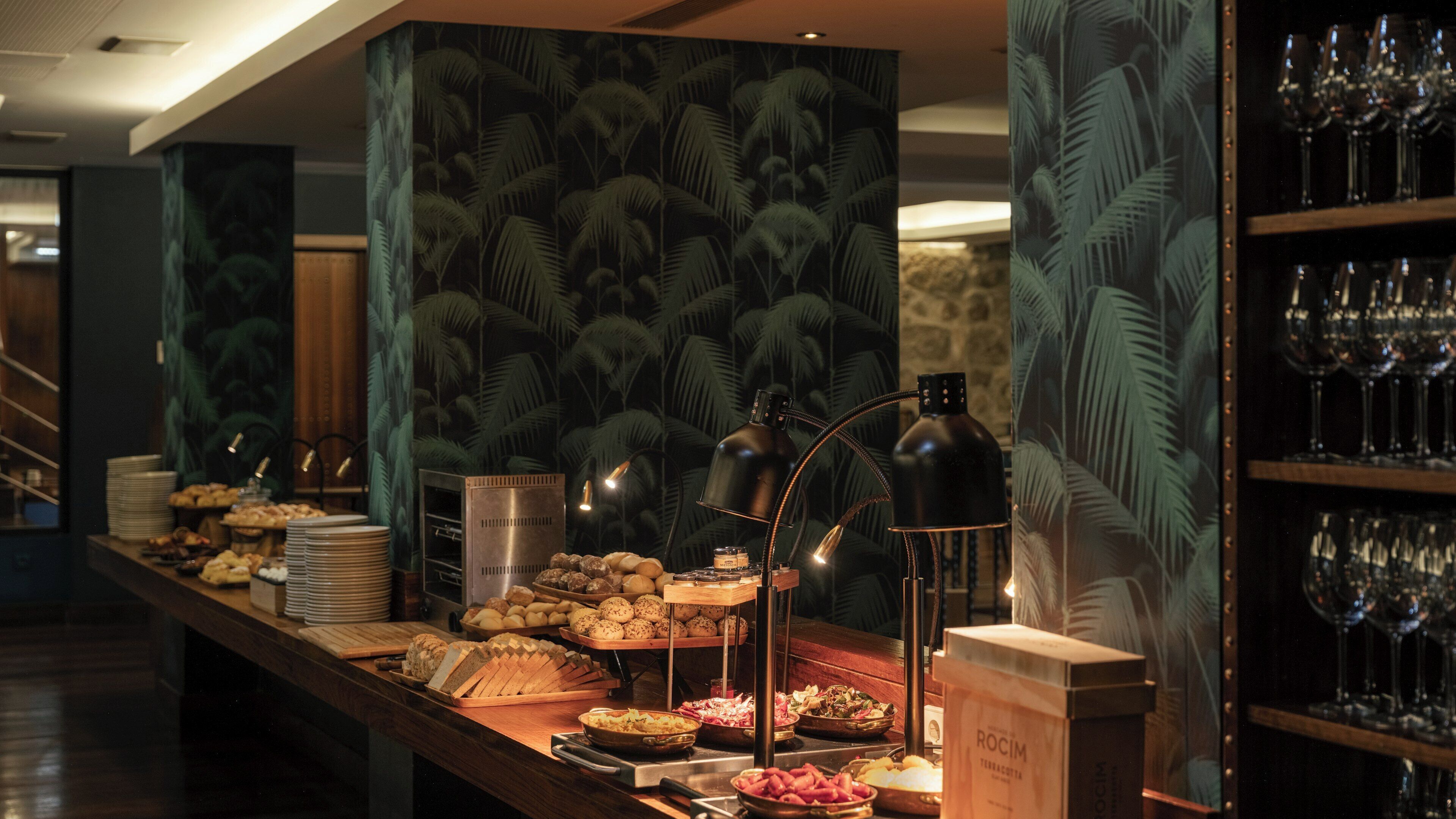 Un buffet proposant une variété de plats, un coin café et un présentoir à vin.
