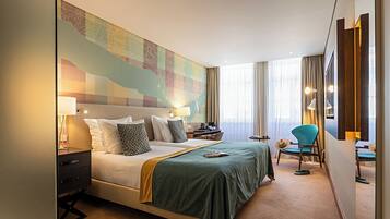 Bar mini, peti besi dalam bilik, meja, langsir/tirai gelap terus