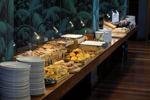 Free daily buffet breakfast  - Pestana Vintage Porto Hotel & World Heritage Site (Porto)