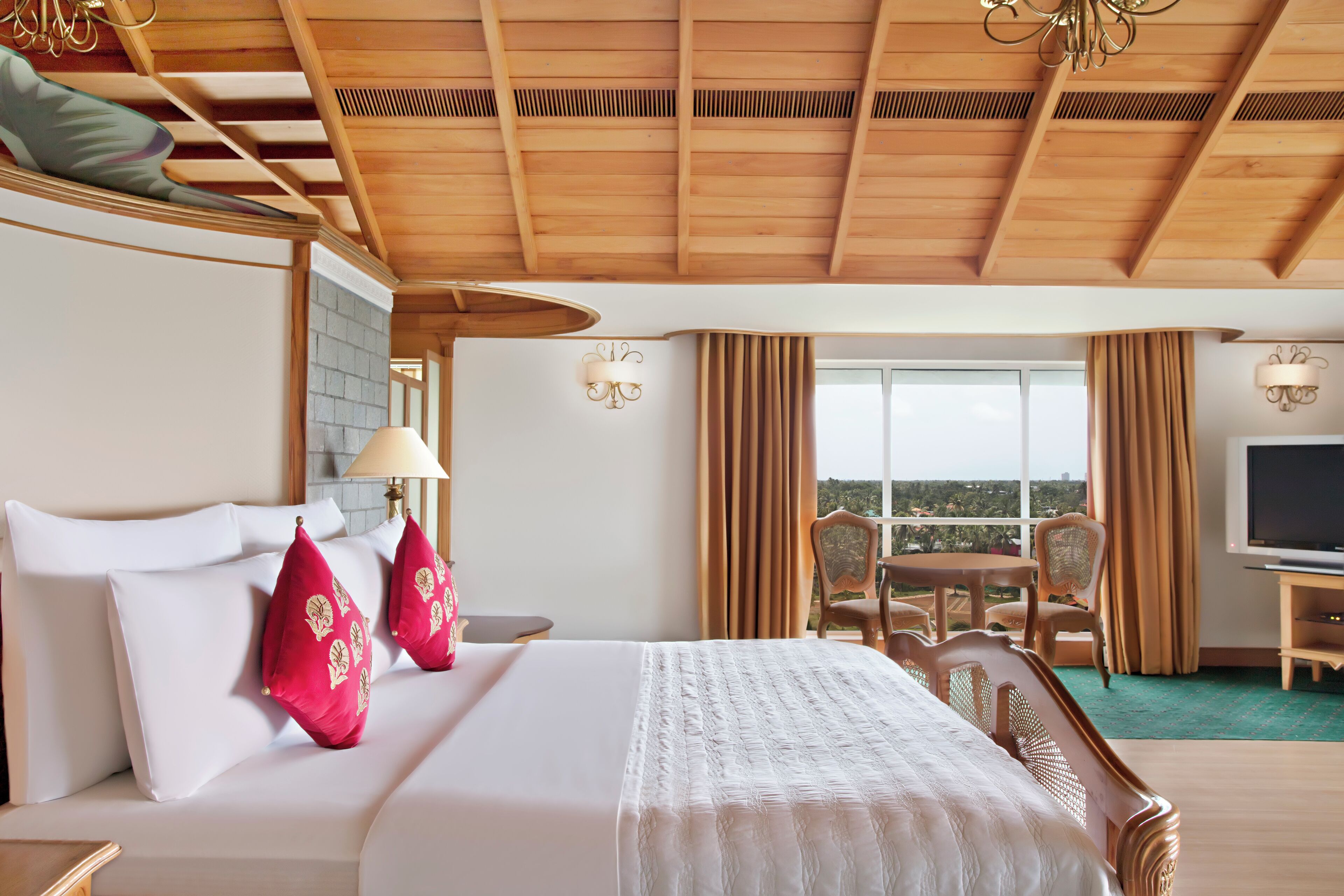 高档床上用品、迷你吧、客房内保险箱、特色家居