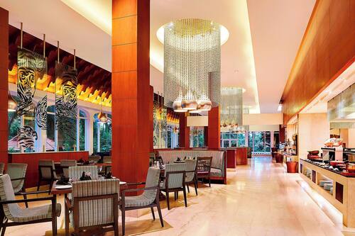 2 restaurants; ze serveren er ontbijt, lunch, diner en brunch