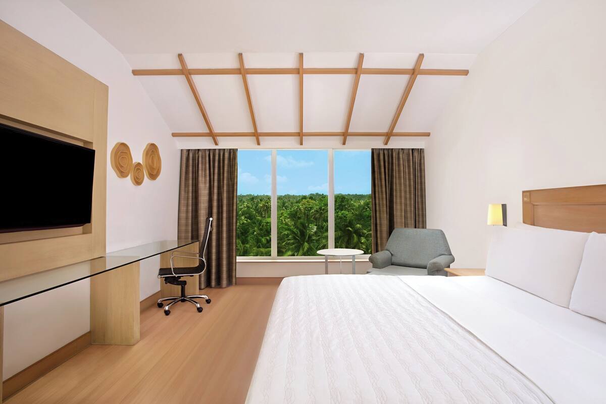 Premium bedding, minibar, in-room safe, desk