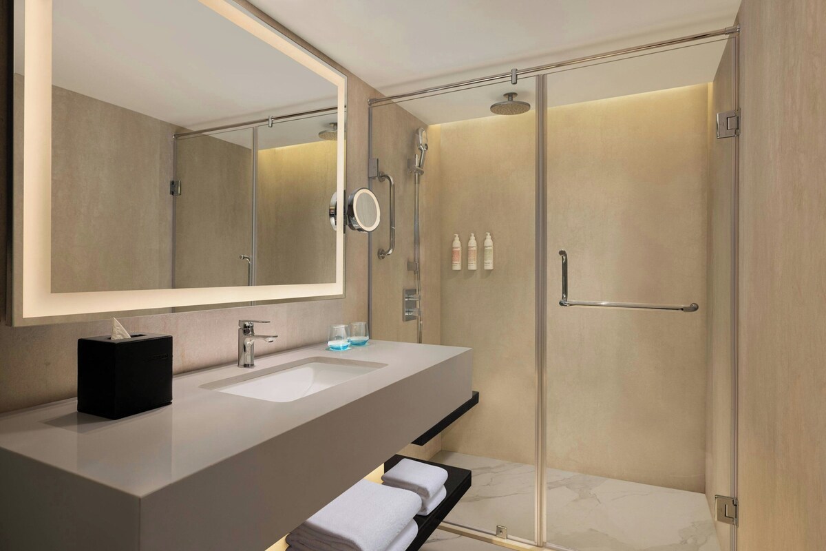 Combined shower/tub, deep soaking tub, free toiletries, hair dryer