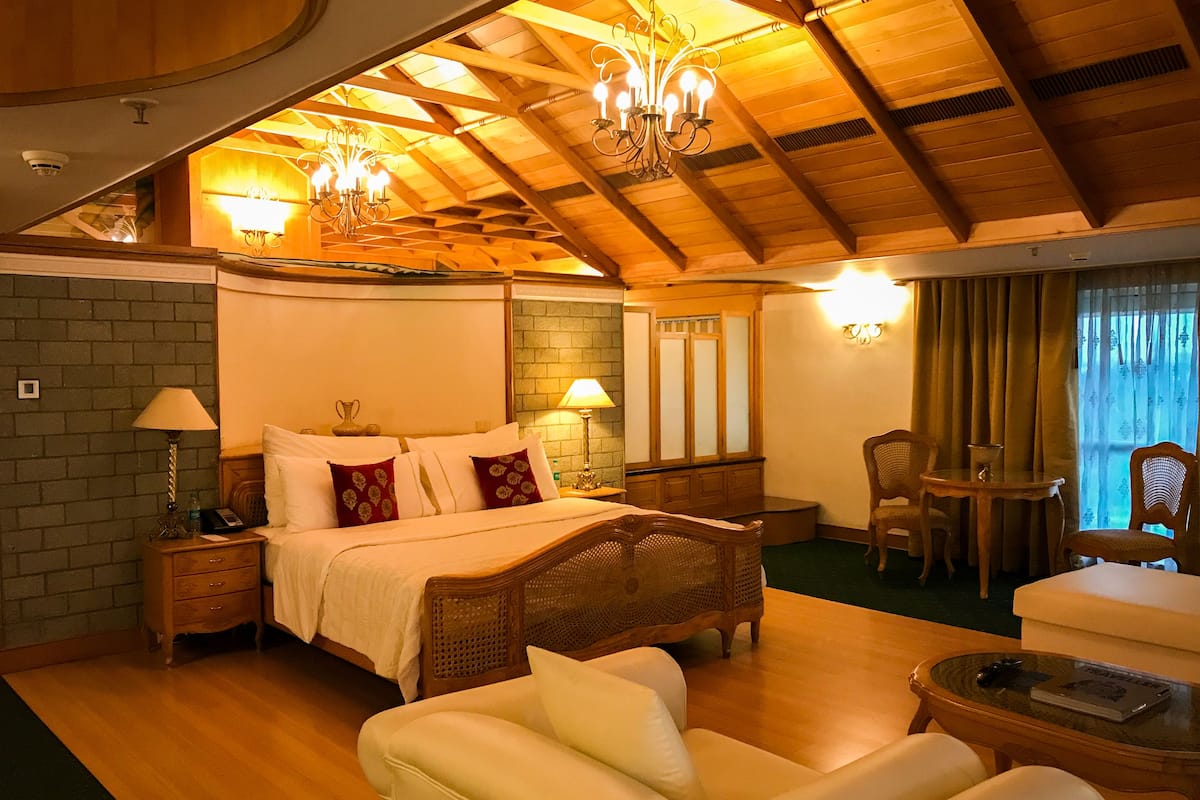 Club Suite, 1 King Bed (View) | Premium bedding, minibar, in-room safe, desk