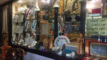 Una joyería con varios artículos expuestos, incluyendo collares, jarrones y figuritas.