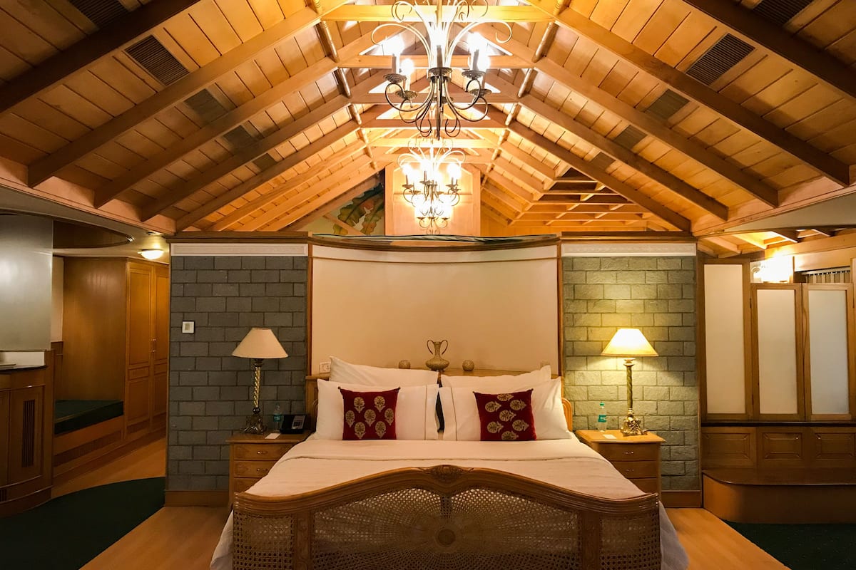 club suite, 1 king bed | 1 bedroom, premium bedding, minibar, in-room safe