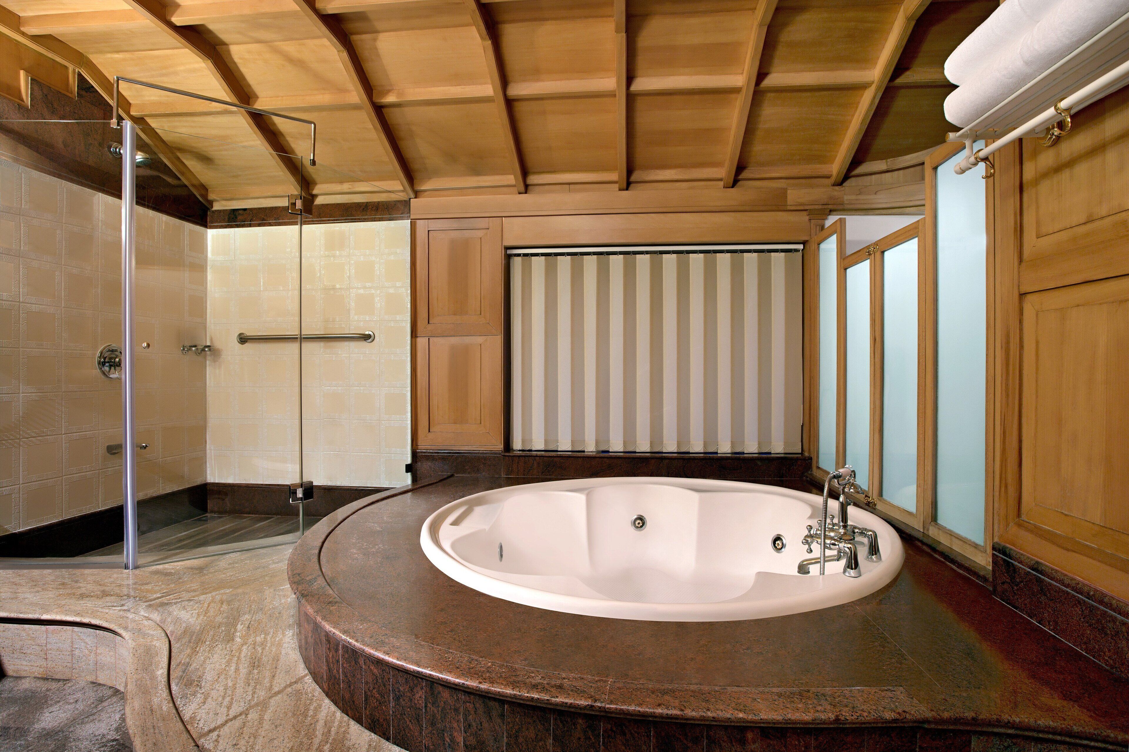 club suite, 1 king bed | bathroom | combined shower/bathtub, deep-soaking bathtub, free toiletries