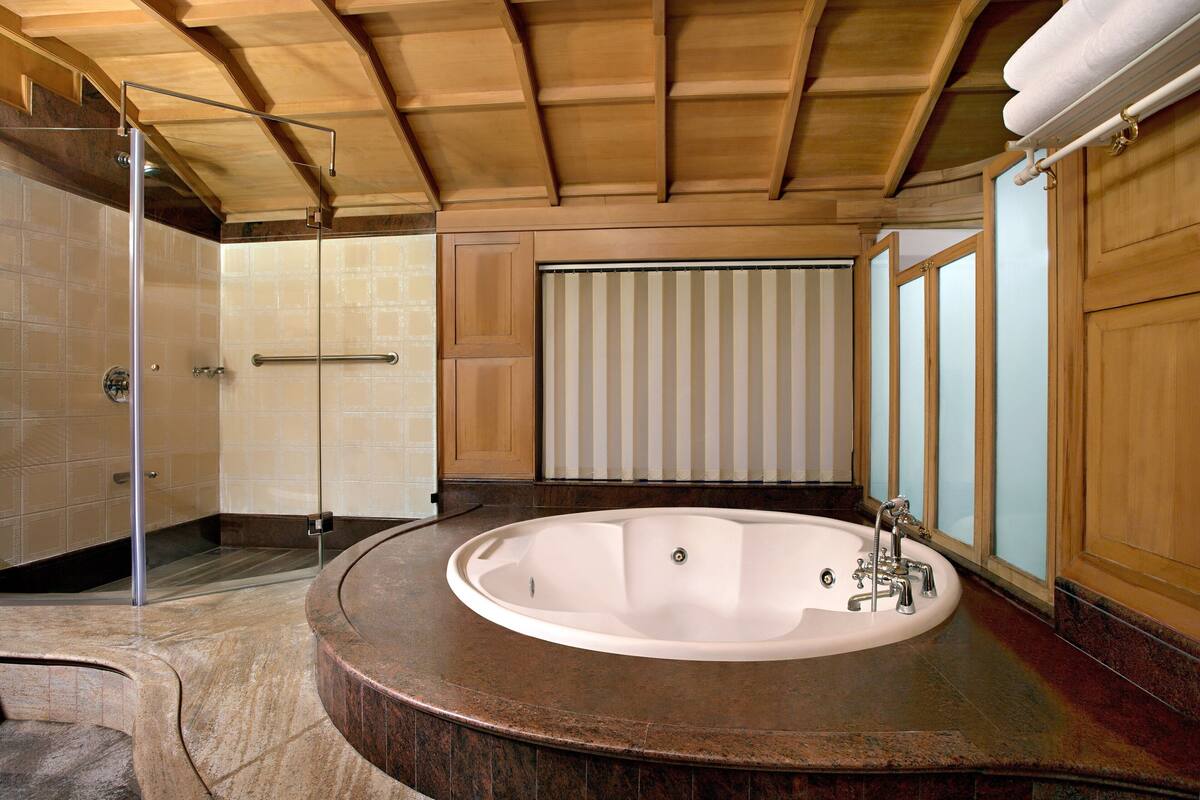 club suite, 1 king bed | bathroom | combined shower/bathtub, deep-soaking bathtub, free toiletries