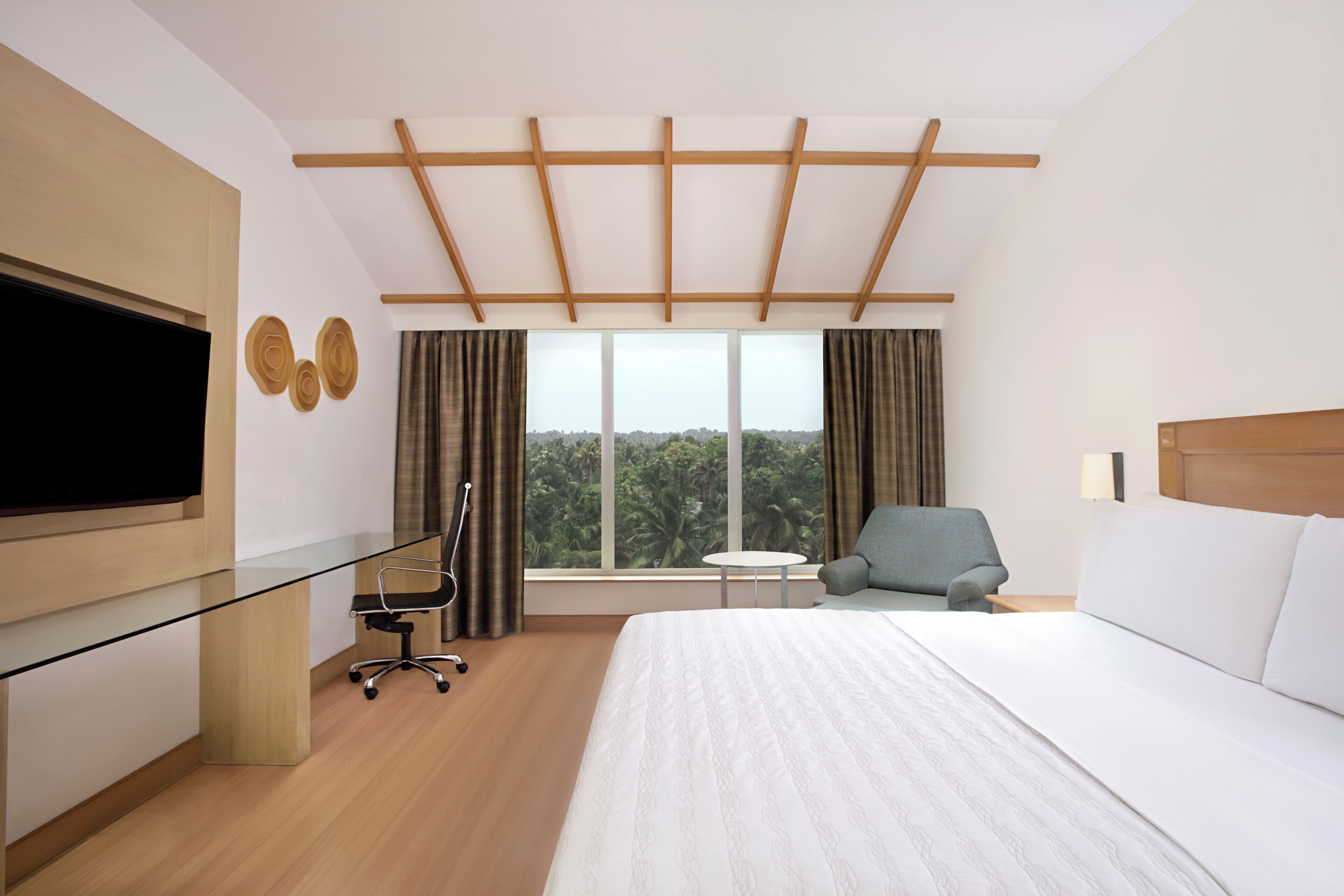 高档床上用品、迷你吧、客房内保险箱、特色家居