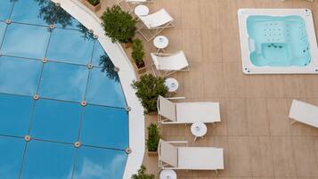 Piscina coperta, piscina all'aperto, ombrelloni da piscina, lettini