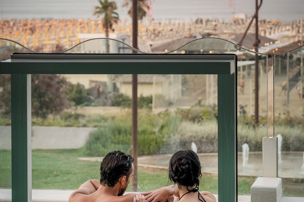 Behandelingskamers voor koppels, een sauna, een bubbelbad