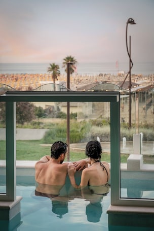 Couples treatment rooms, sauna, hot tub, Turkish bath, body treatments