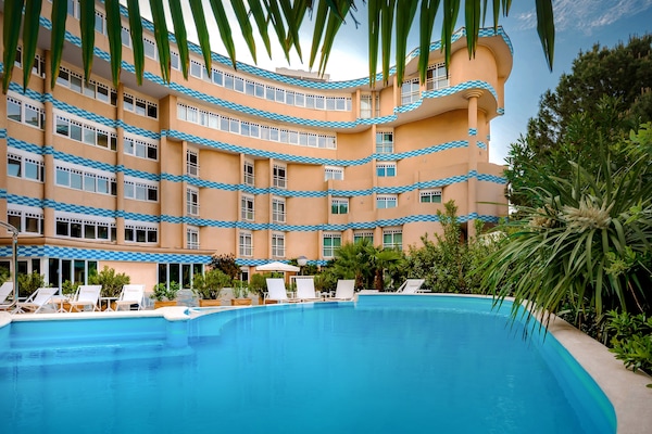 Piscina coperta, piscina all'aperto, ombrelloni da piscina, lettini