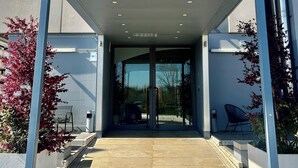 L’entrée d’un hôtel, avec une enseigne bien visible indiquant « GP HOTEL ».