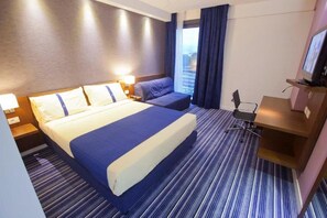 Kamar Double Standar | Meja kerja, tirai kedap cahaya, kedap suara, dan setrika/meja setrika
