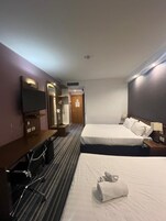 Kamar Triple | Meja kerja, tirai kedap cahaya, kedap suara, dan setrika/meja setrika