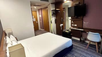 Double Room with facility access | 办公桌、遮光窗帘、隔音、熨斗/熨板