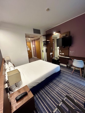 Double Room with facility access | Desk, blackout curtains, soundproofing, iron/ironing board