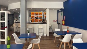 Un bar moderne doté de sièges et d’une étagère bien garnie de bouteilles d’alcool.