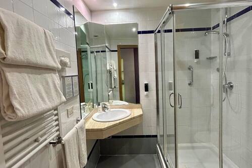 Double Room with facility access | Bathroom | Shower, hair dryer, bidet, towels