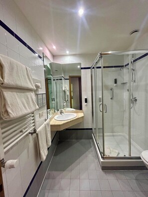 Shower, hair dryer, bidet, towels - GP Hotel (Rome)