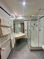 Double Room with facility access | Bathroom | Shower, hair dryer, bidet, towels