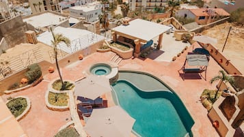 Una piscina al aire libre, sombrillas